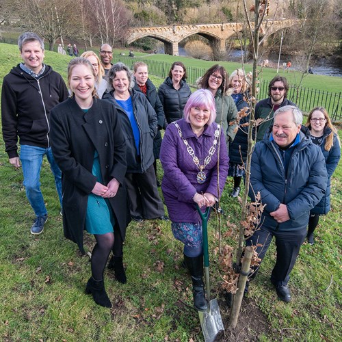 Councillor Lorraine Hodgson with council staff standing by the newly planted tree.
